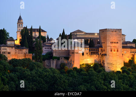 Vista del Palazzo Alhambra complessa al crepuscolo in Granada, Andalusia, Spagna Foto Stock