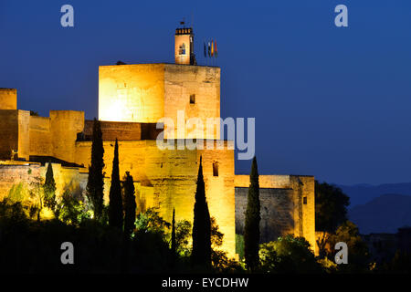 Vista della Alcazaba towers al crepuscolo nell'Alhambra Palace complesso in Granada, Andalusia, Spagna Foto Stock