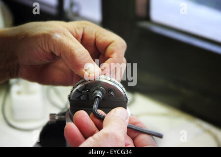 Gioielliere conia decorazioni di argento in officina di Toledo Foto Stock