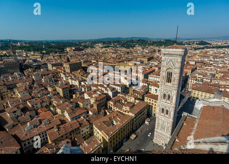 Foto aerea del Campanile di Giotto o del campanile, parte della Cattedrale di Firenze o del duomo. Firenze, Italia. Foto Stock