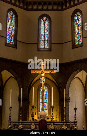 Altare e crocifisso nella cattedrale di Firenze. Italia Foto Stock