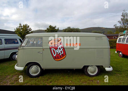 Volkswagen split screen van con birra duff logo sul lato. Foto Stock