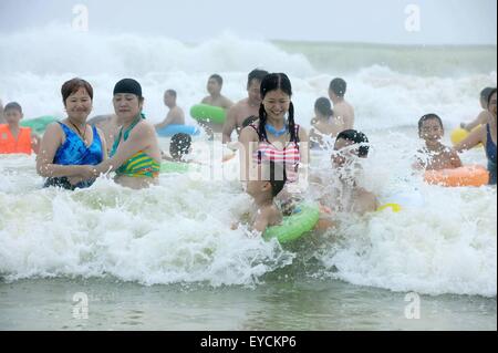 (150727) -- QINGDAO, luglio 27, 2015 (Xinhua) -- ci si diverte a Jinshatan spiaggia balneare durante una ondata di caldo a Qingdao, Cina orientale della provincia di Shandong, 27 luglio 2015. (Xinhua/Yu Fangping) (mp) Foto Stock