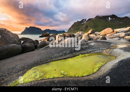 Drammatico tramonto sulla spiaggia di Uttakleiv sulle isole Lofoten in Norvegia. Hdr elaborato. Foto Stock