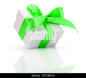 Confezione regalo con fiocco verde isolato su uno sfondo bianco. Foto Stock