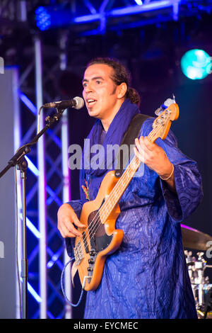 Wiltshire, Regno Unito. 26 Luglio, 2015. La band ezza di riprodurre suoni del deserto su Radio 3 Charles Gillet palco del festival Womad. Il 3-pezzo outfit provenire dal Niger, la Cabilia e la Francia guidata dal carismatico cantante Omar Adam Goumour che introduce un rock - elemento tingono la musica dal Sahara. Credito: Wayne Farrell/Alamy Live News Foto Stock