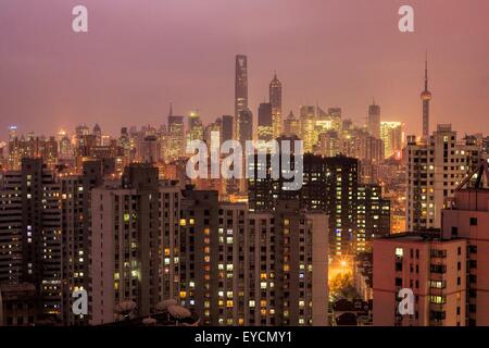 Skyline di Pudong di Shanghai in Cina, visto dall'alto sopra con il mattino cielo rosa. Foto Stock