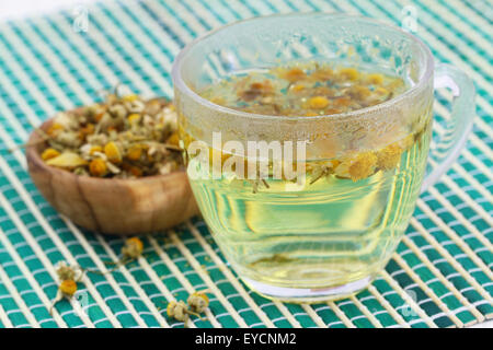 La camomilla tè in vetro trasparente Foto Stock