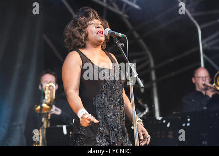 Sheffield, Regno Unito. Xxv Luglio, 2015. Martha Reeves e il Vandellas effettuando in corrispondenza di linee tranviarie Festival, 2015 © Myles Wright/ZUMA filo/Alamy Live News Foto Stock