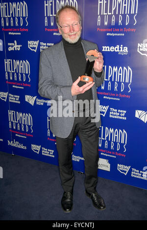 Sydney, Australia. 27 Luglio, 2015. John Bell pone con il premio per il migliore attore in un ruolo di supporto in un gioco al Teatro Capitol sulla luglio 27, 2015 a Sydney, in Australia. Credito: MediaServicesAP/Alamy Live News Foto Stock