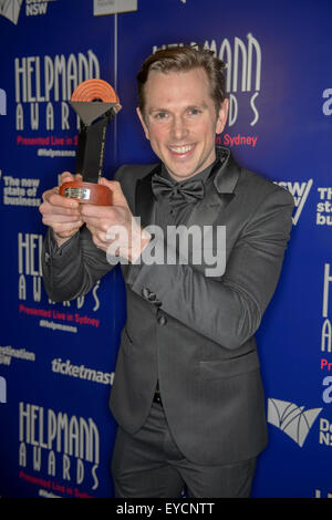 Sydney, Australia. 27 Luglio, 2015. Alex Rathgeber pone con il premio per il migliore attore in un ruolo di supporto in un musical al teatro Capitol sulla luglio 27, 2015 a Sydney, in Australia. Credito: MediaServicesAP/Alamy Live News Foto Stock