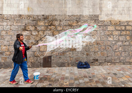 Street performer con bolla gigante maker in Montmartre, Parigi Foto Stock