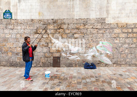 Street performer con bolla gigante maker in Montmartre, Parigi Foto Stock