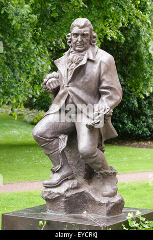 Statua di Erasmus Darwin in Beacon Park, Lichfield, Staffordshire, England, Regno Unito Foto Stock