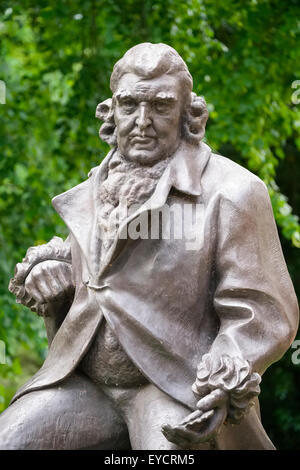 Statua di Erasmus Darwin in Beacon Park, Lichfield, Staffordshire, England, Regno Unito Foto Stock