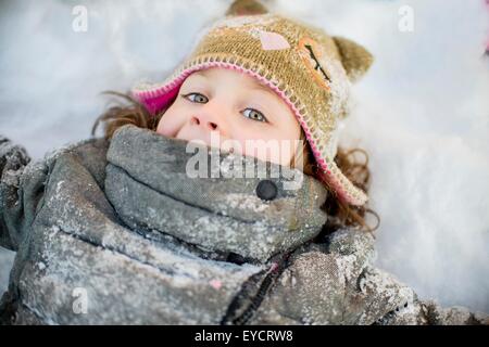 Ragazza distesa sulla neve Foto Stock