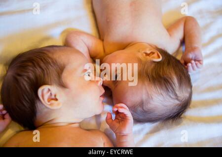 Twin baby sorella e fratello Foto Stock