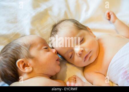 Twin baby sorella e fratello Foto Stock