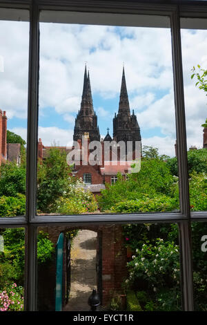 Lichfield Cathedral visibile attraverso una finestra in Erasmus Darwin House Museum, Staffordshire, che si affaccia sul giardino. Foto Stock