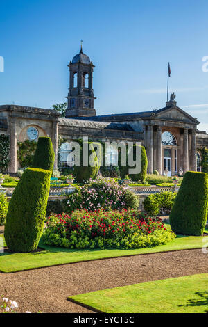 Vista sulle terrazze e casa presso la struttura Bowood nel Wiltshire. Foto Stock