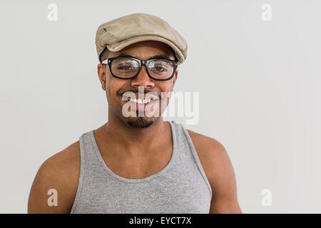 Ritratto in studio di metà uomo adulto che indossa il tappo piatto Foto Stock