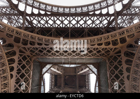 Torre Eiffel, iconico punto di riferimento a Parigi, dettaglio colpo di ferro con una struttura a reticolo da sotto Foto Stock