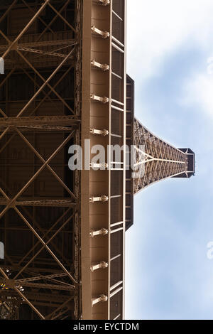 Torre Eiffel, Parigi - bassa angolazione dell'iconico punto di riferimento Foto Stock