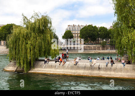 I parigini ai bagni di sole e relax sulle rive del Fiume Senna a Square du Vert-Galant, Ile de la Cité a Parigi, Francia Foto Stock
