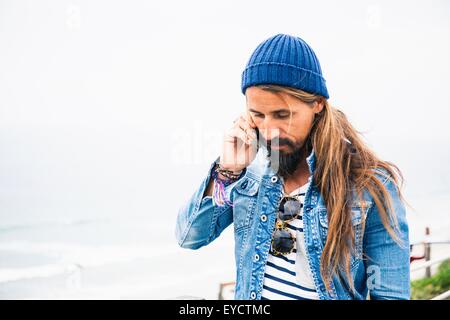 Metà uomo adulto tramite telefono cellulare Foto Stock