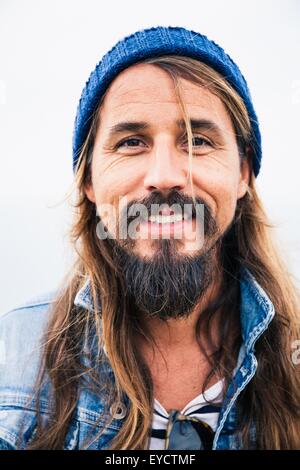 Metà uomo adulto con barba indossando hat, ritratto Foto Stock