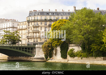 Vista dal fiume Senna su Pont de Sully agli edifici su l'île Saint-Louis, Parigi Foto Stock