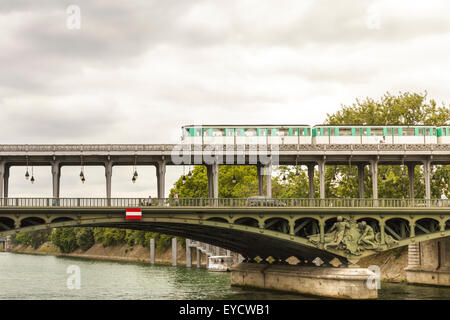 Un treno attraversa egli Senna su due livelli di Pont de Bir-Hakeim ponte in acciaio a Parigi, Francia Foto Stock