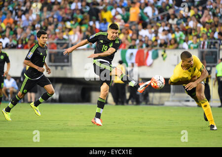 Philadelphia, Pennsylvania, USA. 26 Luglio, 2015. Messico avanti Oribe Peralta #19 prende un colpo nella parte anteriore della Giamaica defender Michael Hector (R) durante il 2015 CONCACAF Gold Cup finale tra la Giamaica e Messico al Lincoln Financial Field di Philadelphia, Pennsylvania. Il Messico ha sconfitto la Giamaica 3-1. Ricca Barnes/CSM/Alamy Live News Foto Stock