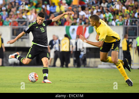 Philadelphia, Pennsylvania, USA. 26 Luglio, 2015. Messico avanti Oribe Peralta #19 prende un colpo nella parte anteriore della Giamaica defender Michael Hector (R) durante il 2015 CONCACAF Gold Cup finale tra la Giamaica e Messico al Lincoln Financial Field di Philadelphia, Pennsylvania. Il Messico ha sconfitto la Giamaica 3-1. Ricca Barnes/CSM/Alamy Live News Foto Stock