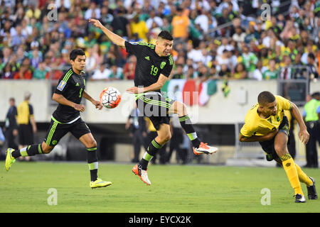 Philadelphia, Pennsylvania, USA. 26 Luglio, 2015. Messico avanti Oribe Peralta #19 ha il suo tiro bloccato da Giamaica defender Michael Hector (R) durante il 2015 CONCACAF Gold Cup finale tra la Giamaica e Messico al Lincoln Financial Field di Philadelphia, Pennsylvania. Il Messico ha sconfitto la Giamaica 3-1. Ricca Barnes/CSM/Alamy Live News Foto Stock