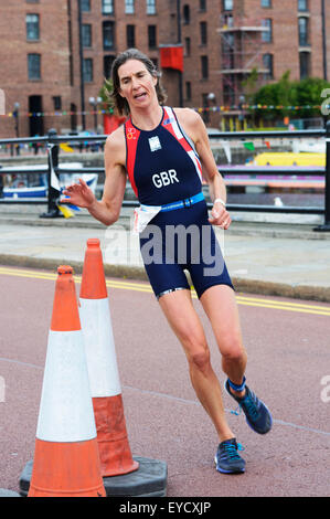 Tri-guide atleta a competere in Liverpool Triathlon - parte del British Triathlon campionati. Foto Stock