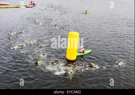 Nuotatori prendendo parte al Liverpool Triathlon nuoto in Queens Dock. Foto Stock