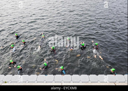 Nuotatori prendendo parte al Liverpool Triathlon nuoto in Queens Dock. Foto Stock