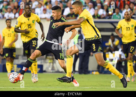 Philadelphia, Pennsylvania, USA. 26 Luglio, 2015. Messico avanti Oribe Peralta #19 controlla la sfera contro la difesa della Giamaica defender Michael Hector #3 durante il 2015 CONCACAF Gold Cup finale tra la Giamaica e Messico al Lincoln Financial Field di Philadelphia, Pennsylvania. Il Messico ha sconfitto la Giamaica 3-1. Ricca Barnes/CSM/Alamy Live News Foto Stock