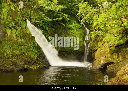 Ceunant Mawr, un 20 metri ( 60ft.) alta cascata a Llanberis, Snowdonia. Foto Stock