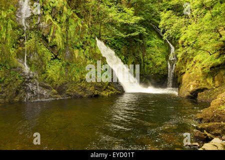 Ceunant Mawr, un 20 metri ( 60ft.) alta cascata a Llanberis, Snowdonia. Foto Stock