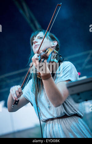 Milano Italia. Il 26 luglio 2015. Il belga/indie pop band BALTHAZAR si esibisce dal vivo a CarroPonte apertura della mostra di dEUS Credito: Rodolfo Sassano/Alamy Live News Foto Stock