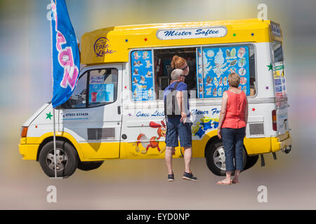 Ottenere un gelato ad un furgone di Mister Softee icecream a Bournemouth, Dorset UK nel mese di luglio Foto Stock