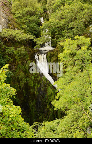 Ceunant Mawr, un 20 metri ( 60ft.) alta cascata a Llanberis, Snowdonia. Foto Stock