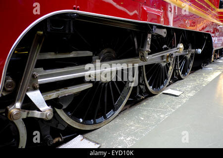 Locomotiva a vapore ingranaggio della valvola e ruote motrici Foto Stock