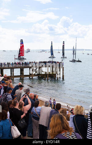 Admirals Cup gare off Portsmouth sabato 25 luglio 2015 gli yachts saluta la folla riunita prima delle gare Foto Stock