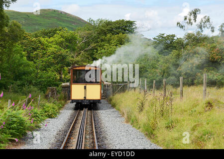 Il treno sulla ferrovia di Snowdon Mountain a Llanberis. Foto Stock