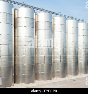 Serie di contenitori di acciaio inox per vino Foto Stock