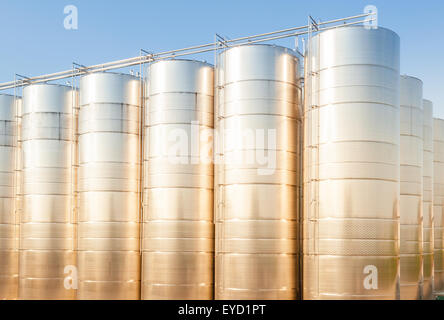 Serie di recipienti di acciaio inossidabile per il vino, il sole al tramonto Foto Stock