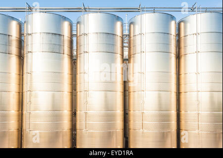 Serie di recipienti di acciaio inossidabile per il vino, il sole al tramonto Foto Stock